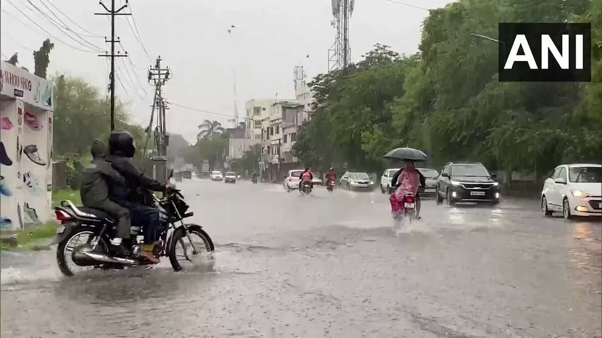 उत्तर भारत में लगातार वर्षा के चलते मौसम बदलने लगा है।