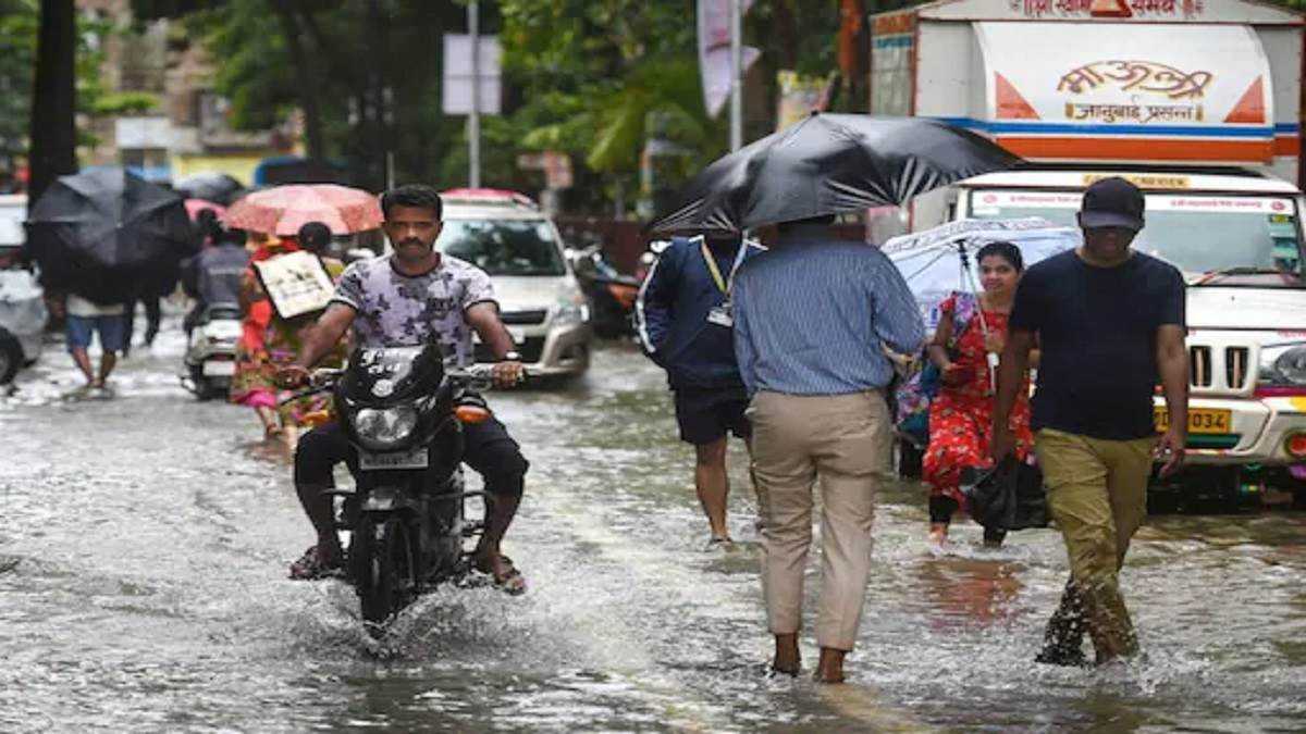 Weather Update दिल्ली-एनसीआर में नहीं थम रही बारिश यूपी के 11 जिलों में  स्कूल बंद; कई राज्यों के लिए IMD का अलर्ट - Weather Update rain for three  more days in these