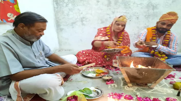 Bareilly News: बरेली में तीन तलाक पीड़िता रुबीना ने दिया जवाब, हिंदू बन रचाई शादी, लिए सात फेरे
