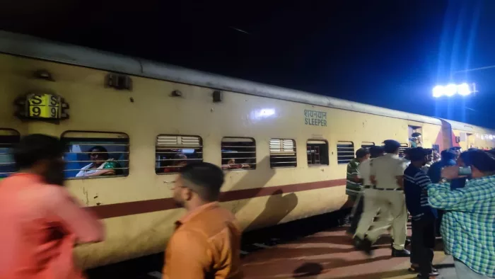 विरोध करने पर 8 यात्रियों को मार कर किया घायल।