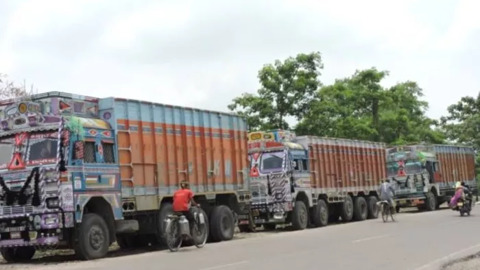 सेब और अनार से भरी गाड़ी लेकर फरार हुआ ट्रक ड्राइवर (फाइल फोटो)