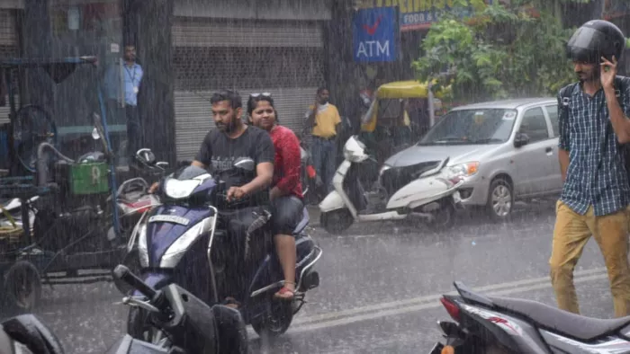 दिल्ली में हल्की ठंडी हवा और बूंदाबांदी से बदला मौसम, गाजियाबाद-नोएडा में छाए बादल