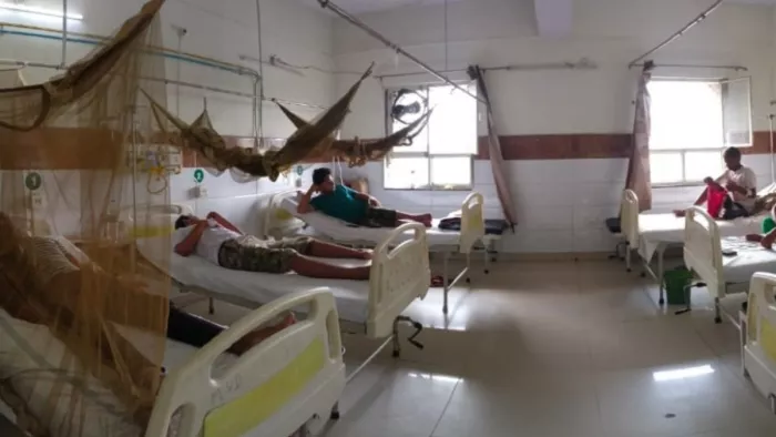 गाजियाबाद में बढ़ें डेंगू के मामले, बदहाल वार्डों में स्टाफ नर्स के सहारे हो रहा मरीजों का इलाज।