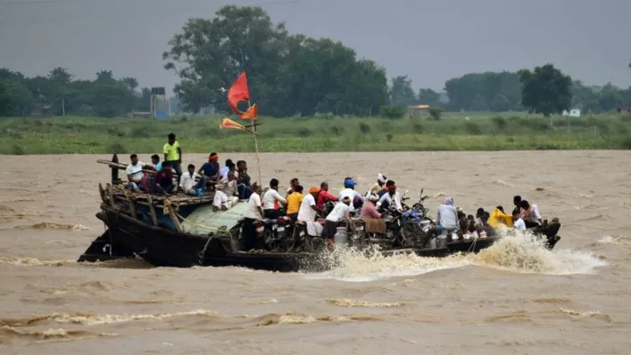 एक किशोरी को डूबने से बचाया, दूसरी गंगा में छलांग लगाने को थी तैयार। फोटो जागरण