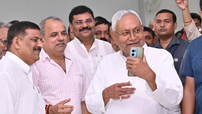 बिहार में बड़ी सियासी उठापटक के चार संकेत! लालू से मिलकर अचानक JDU दफ्तर पहुंचे नीतीश, उपेंद्र के बदले सुर