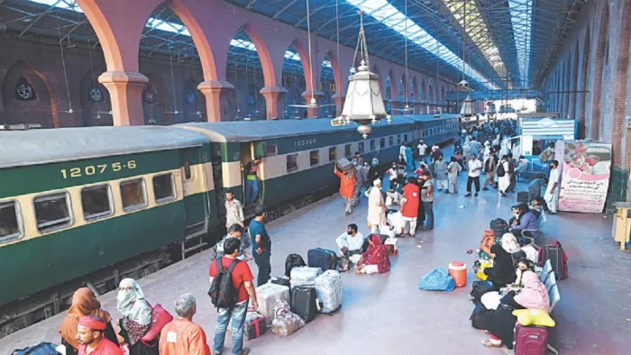 पाकिस्तान के शेखपुरा में हुए ट्रेन हादसे में 20 लोग घायल।(फोटो सोर्स: जागरण)