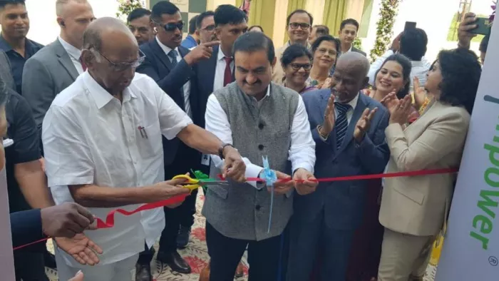 गौतम अदाणी के साथ साणंद के गांव में फैक्ट्री का उद्घाटन हुए शरद पवार। फोटोः @PawarSpeaks