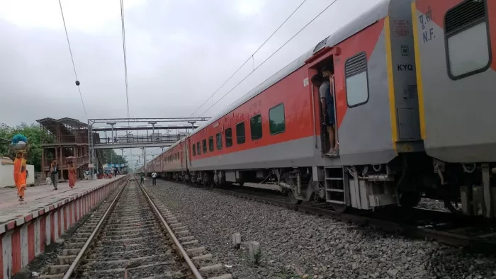 समस्तीपुर के रुसेड़ाघाट स्टेशन पर करीब 53 मिनट तक रूकी रही राजधानी एक्सप्रेस