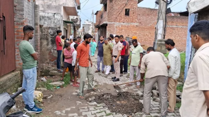 शहर में चल रहे विकास कार्यों का जायजा लेने पहुंचे मेयर मदन चौहान।