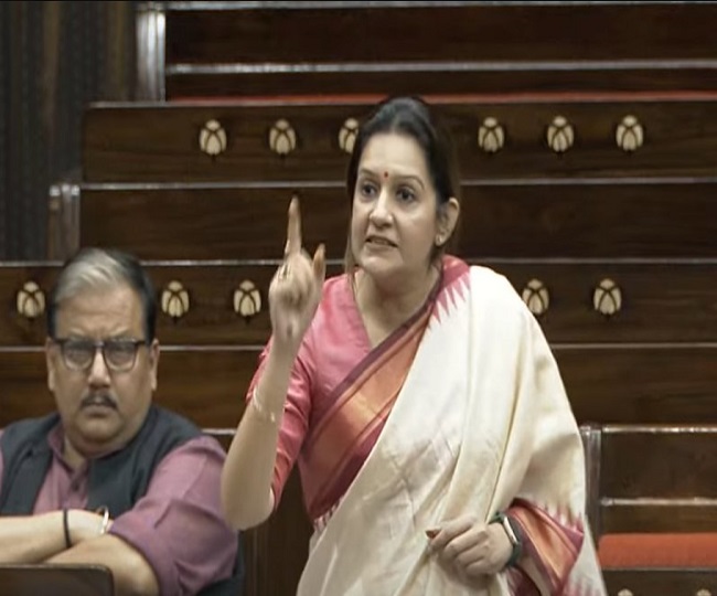 प्रियंका चतुर्वेदी ने उमा भारती के पत्र का जिक्र कर BJP पर साधा निशाना,  कहा- महिलाओं को आरक्षण देने के लिए... - Shiv Sena UBT MP Priyanka  Chaturvedi criticises Centre BJP govt