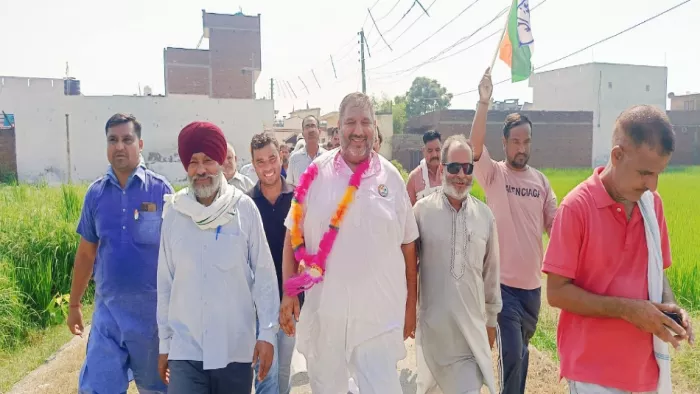 सुचेतगढ़ से कांग्रेस प्रत्याशी भूषण डोगरा ने मांगे वोट।
