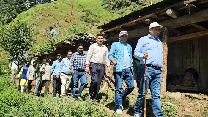 किश्तवाड़ की इंदरवाल विधानसभा में आने वाले गोरों गांव पहुंचे डीसी व अन्य अधिकारी