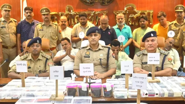 पकड़े गए तस्करों के बारे में जानकारी देते एसपी संतोष कुमार मिश्रा बीच में।- जागरण