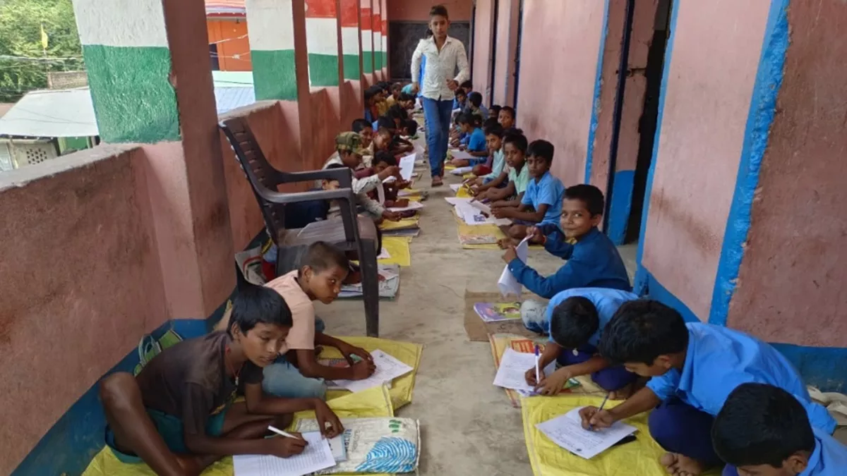Madhepura News: ये क्या हो रहा बिहार में? स्कूल में पड़े है बेंच-डेक्स, बच्चे बरामदा पर बैठकर दे रहे परीक्षा