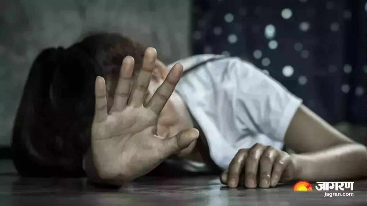 कमरे में अकेले बुलाया और..., छात्रा के साथ हेडमास्टर की अश्लील हरकत; पहले भी कर चुका है गंदा काम