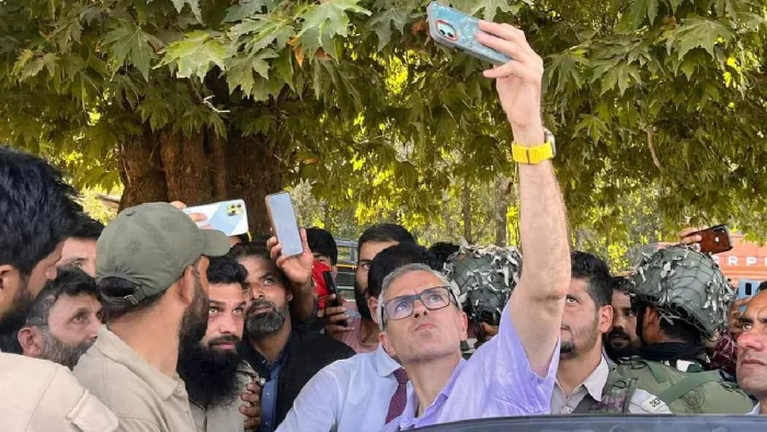 बड़गाम में चुनावी रैली में समर्थकों के साथ सेल्फी लेते उमर अब्दुल्ला। (जागरण फोटो)