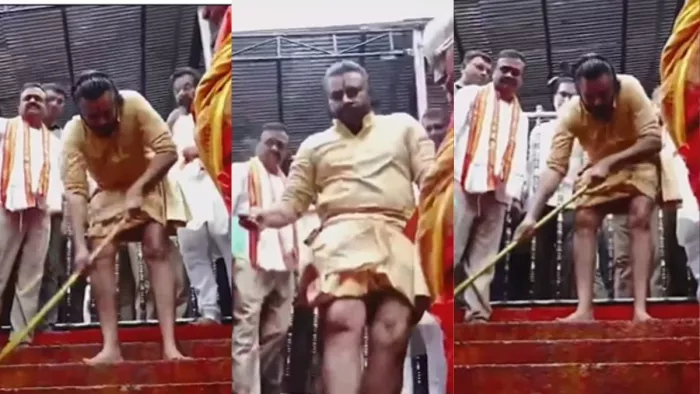 Tirupati Laddu Controversy: विजयवाड़ा स्थित दुर्गा मल्लेश्वर स्वामी मंदिर में पवन कल्याण ने झाड़ू लगाया।(फोटो सोर्स: पीटीआई)