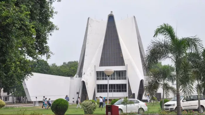 पंजाबी यूनिवर्सिटी में छात्राओं के सामने शख्स उतार देता है कपड़े। फाइल फोटो