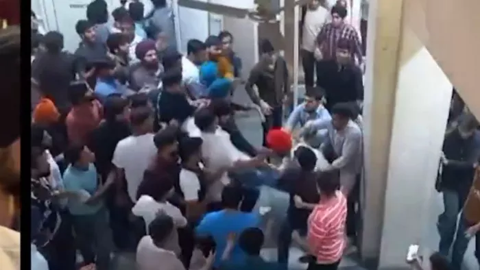गुरु तेग बहादुर कॉलेज के सिख छात्र ने की लड़कियों की मदद, बाहर के गुंडों ने बुरी तरह पीटा।