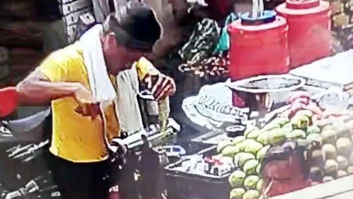 शामली में जूस निकलते समय मशीन में थूकता युवक। सौः इंटरनेट मीडिया