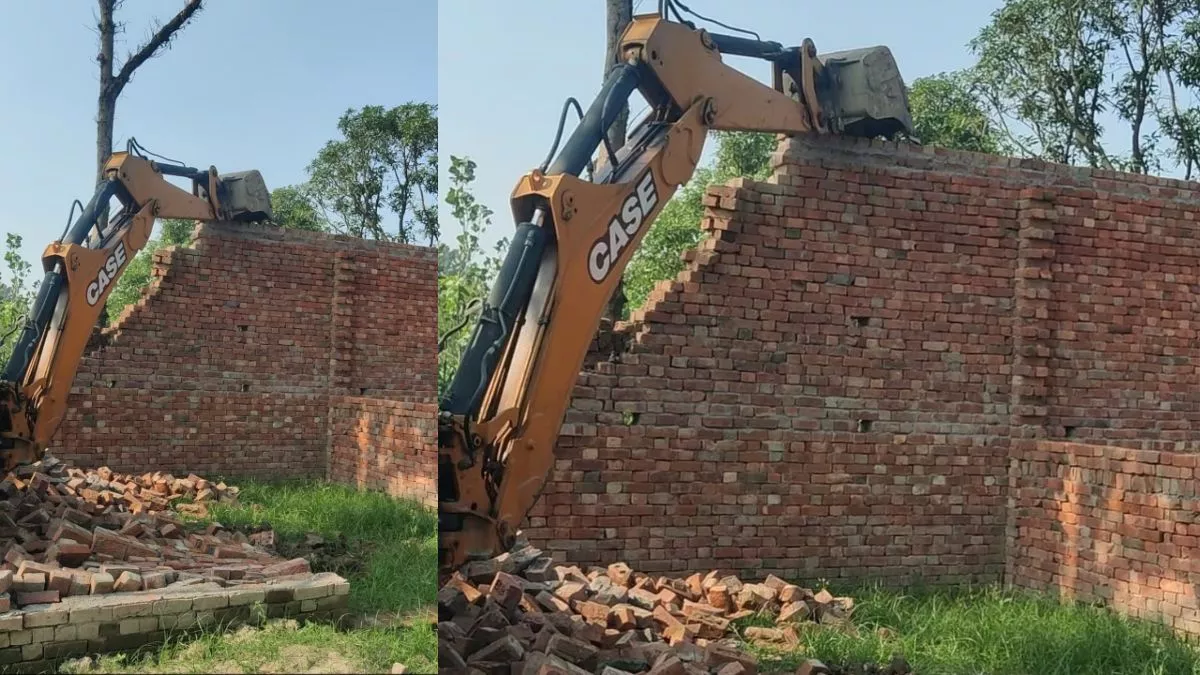 पहले दिया नोटिस, फिर भारी पुलिस फोर्स के साथ बुलडोजर लेकर पहुंच गई तहसील टीम; अवैध निर्माण हटवाया