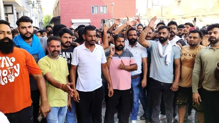 ऊना में मस्जिद के विरोध में प्रदर्शन करते ग्रामीण व हिंदू संगठन के पदाधिकारी व सदस्य।