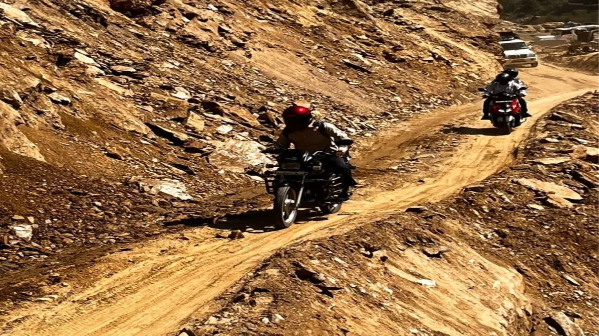 जर्जर पहाड़ी से गिरे मलबे व हाईवे पर धंसाव ने रोकी रफ्तार, छोटे वाहनों की आवाजाही मुश्किल से शुरू