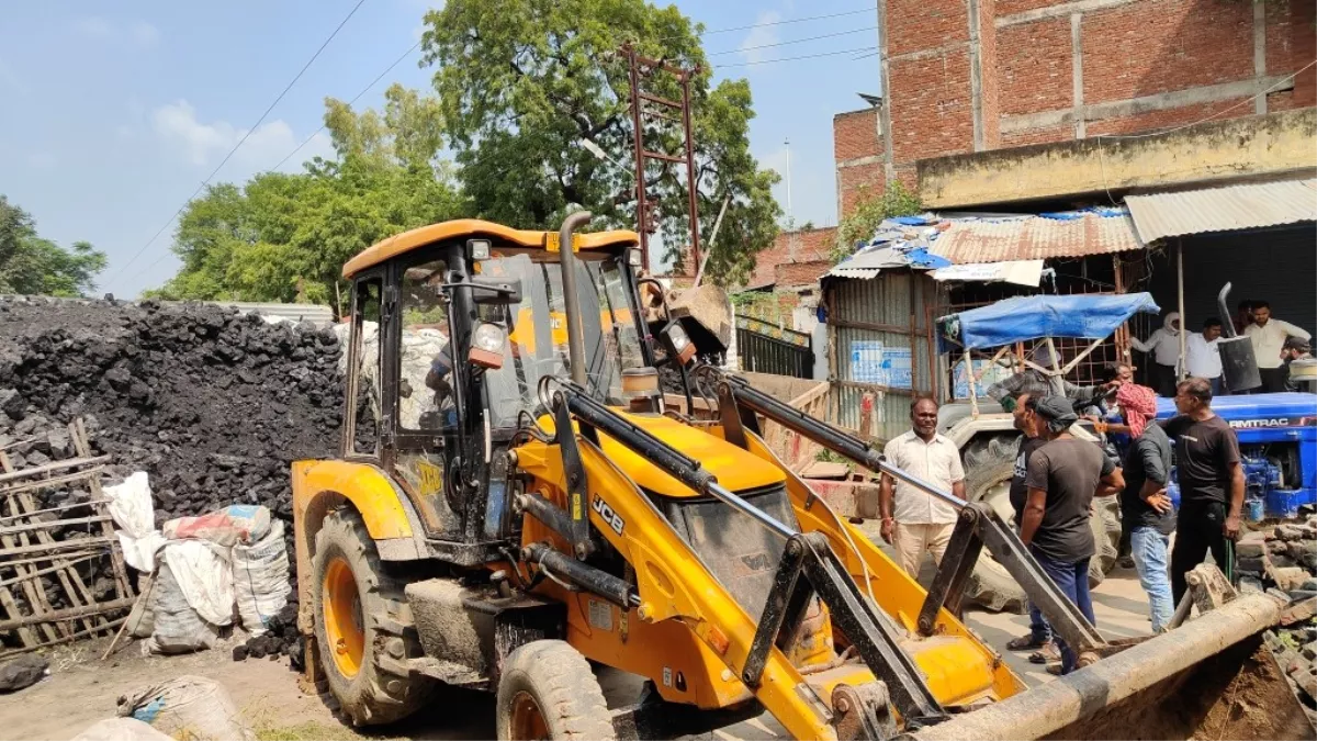 HC ने दिया आदेश तो बुलडोजर लेकर पहुंच गया प्रशासन, यूपी के इस जिले में DM ने SDM को दिए कब्जा हटवाने के निर्देश