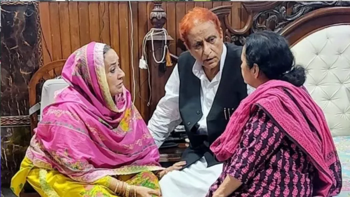 जेल से रिहा होने के बाद घर पहुंचने पर परिवार के बीच बैठकर वार्ता करते आजम खां। सौजन्य- इंटरनेट मीडिया