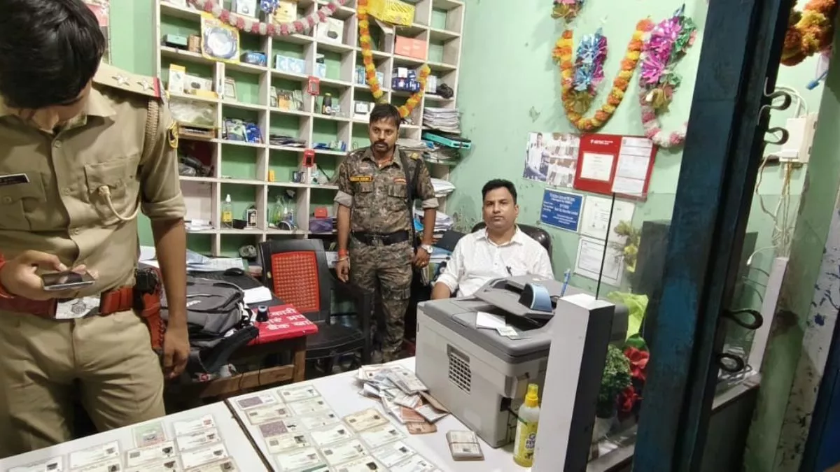 बगहा में फर्जी आधार कार्ड और प्रमाण पत्र बनाने वाले गिरोह का भंडाफोड़, संचालक फरार