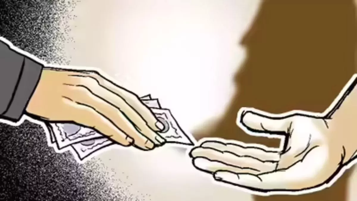 गाजियाबाद में महिला अस्पताल में रुपया मांगने और प्राइवेट अस्पताल रेफर करने पर धरना, CMO ने की सख्त कार्रवाई