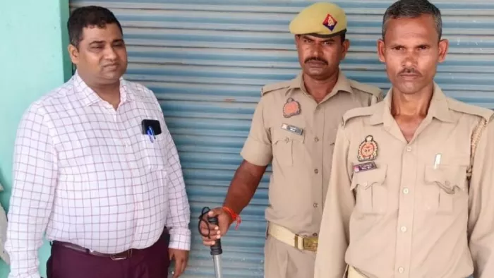 हेतिमपुर स्थित अवैध पैथोलाजी सेंटर को सील की कार्रवाई करती टीम।- जागरण।