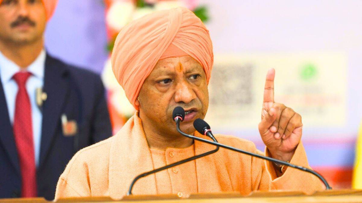 https://www.jagranimages.com/images/newimg/24092025/24_09_2025-cm_yogi_in_pagdi_24058004.jpg