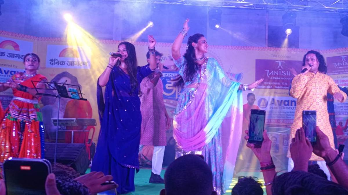 https://www.jagranimages.com/images/newimg/24092025/24_09_2025-dandiya_night_24058451_16014260.jpg