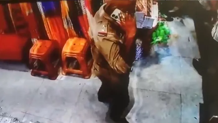 इस घटना के बाद लोग पुलिस कार्रवाई का इंतजार कर रहे हैं।