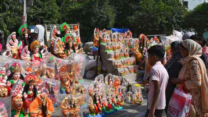 दुर्गा प्रतिमाओं में हो रहा हानिकारक केमिकल का प्रयोग। फाइल फोटो