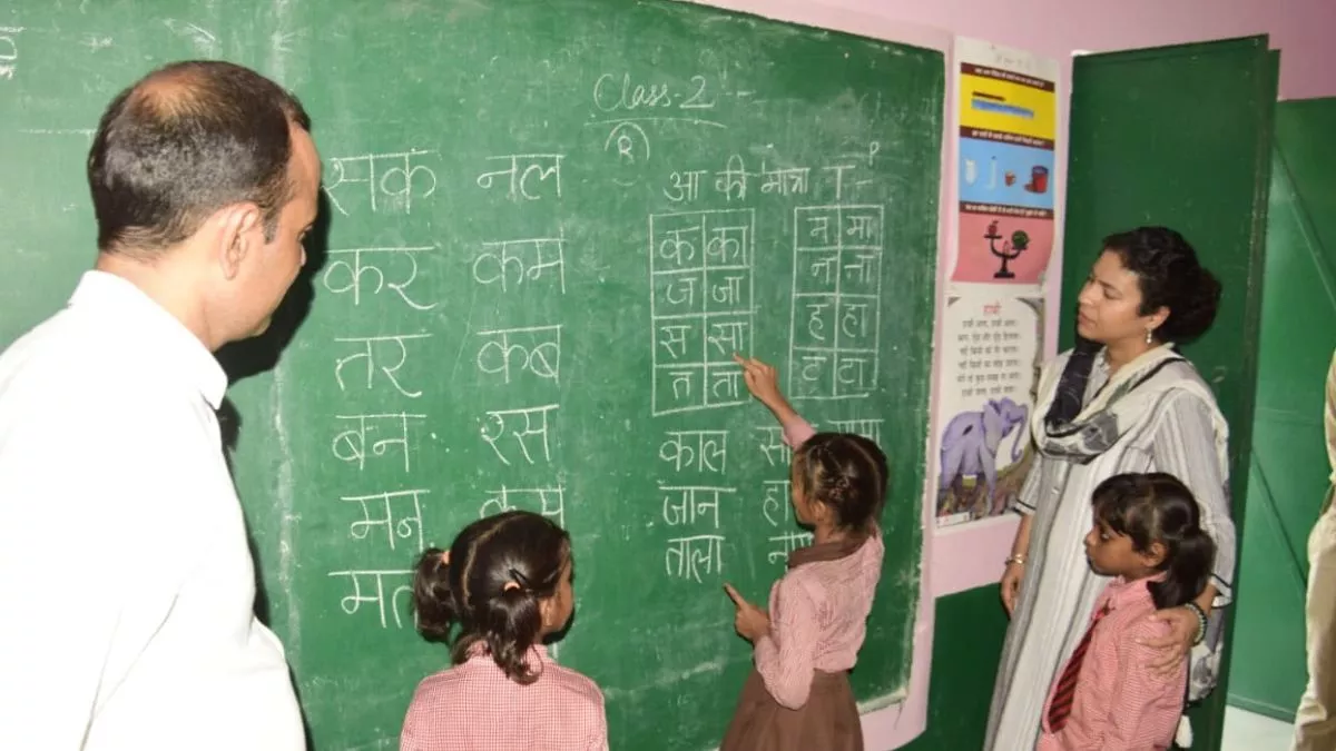 DM दुर्गा शक्‍त‍ि नागपाल ने स्‍कूलों का क‍िया औचक निरीक्षण, टीचर के सामने परखी बच्‍चों की रीड‍िंग स्‍क‍िल और फ‍िर...
