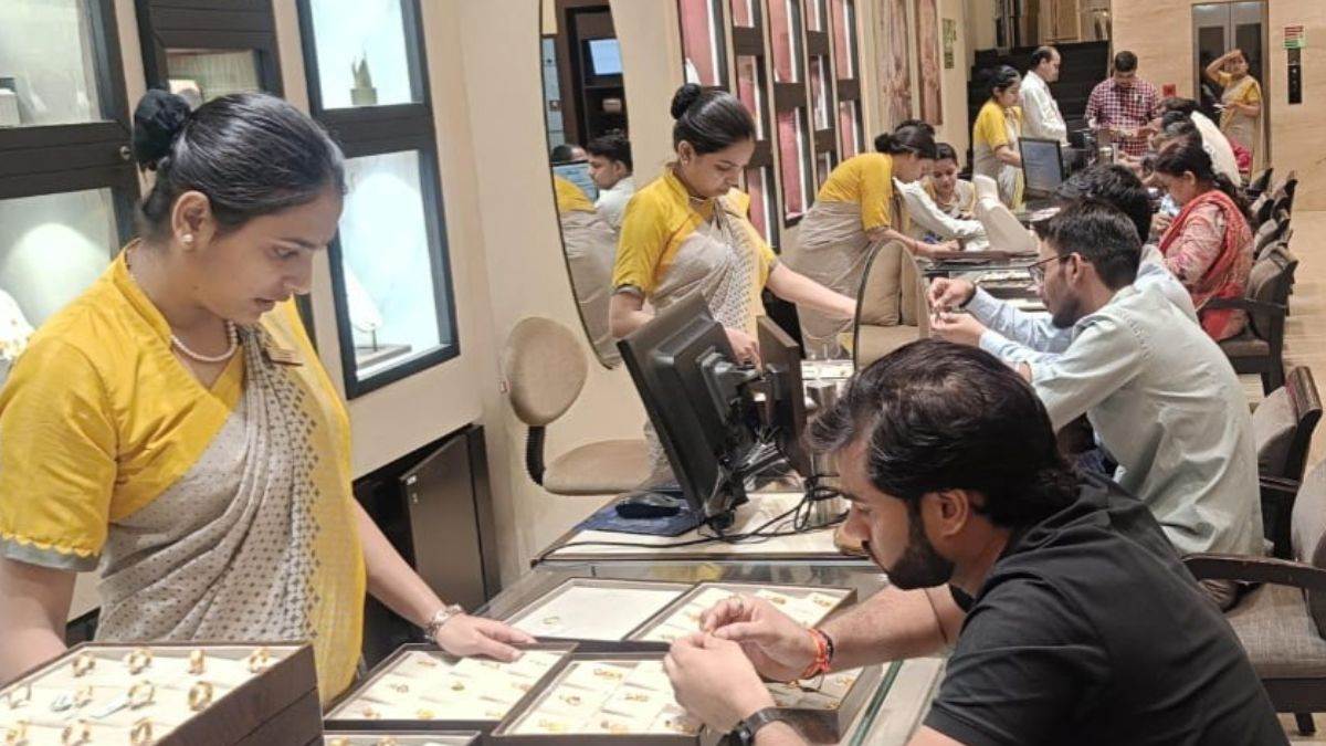 https://www.jagranimages.com/images/newimg/24092025/24_09_2025-gold_shop_24057936.jpg