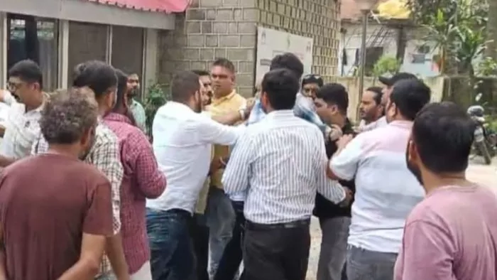 हमीरपुर में बैठक के दौरान भिड़ते कांग्रेस कार्यकर्ता। जागरण