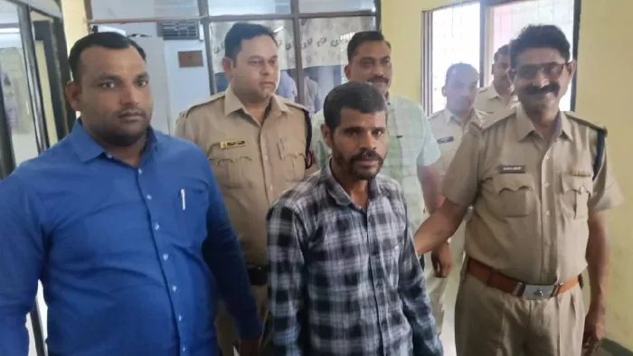 पुलिस ने आरोपी अय्युब खान को हिरासत में लिया। फोटो- जेएनएन