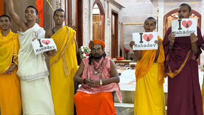 महंत बालकदेवाचार्य ने इस घटना को काशी को दंगों में झुलसाने की साजिश बताया।