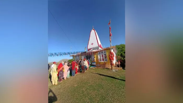 मंदिर में दर्शन करने के लिए कतार में खड़े भक्त