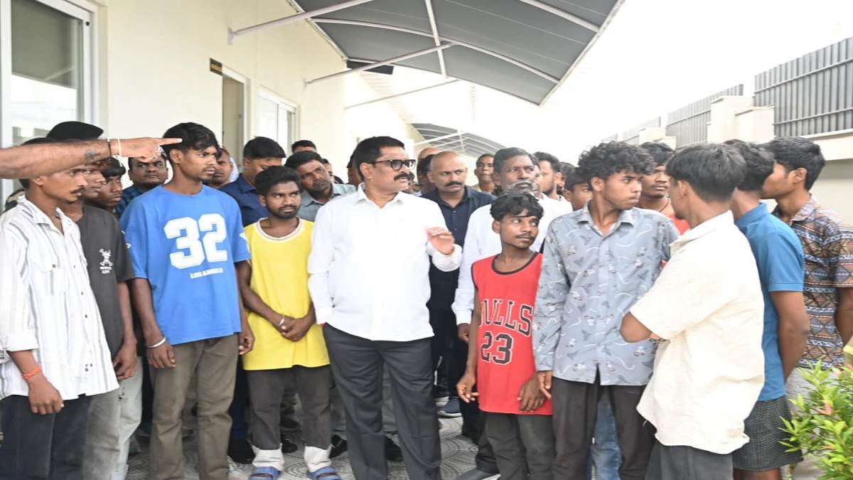 https://www.jagranimages.com/images/newimg/24092025/24_09_2025-minister_yogendra_with_labours_24058202.jpg