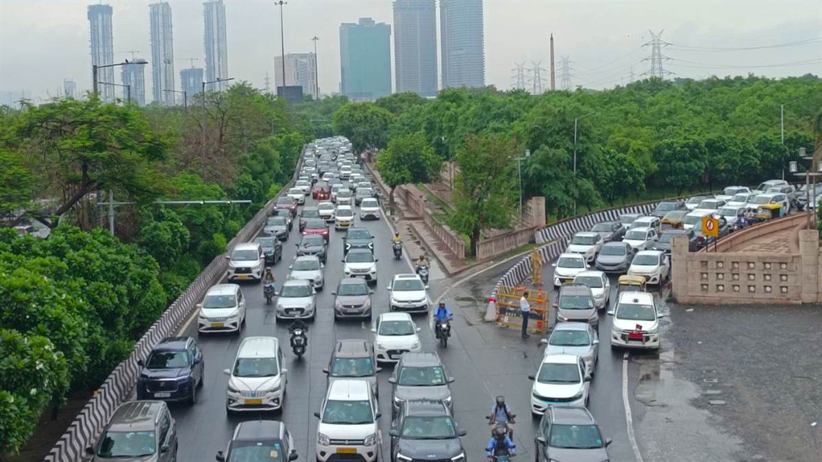 https://www.jagranimages.com/images/newimg/24092025/24_09_2025-noida-traffic_24058963_221613435.jpg