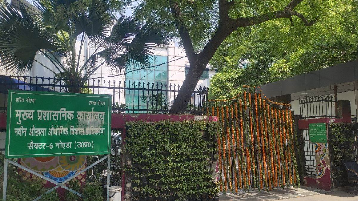 https://www.jagranimages.com/images/newimg/24092025/24_09_2025-noida_authority_office_2_24058051.jpg