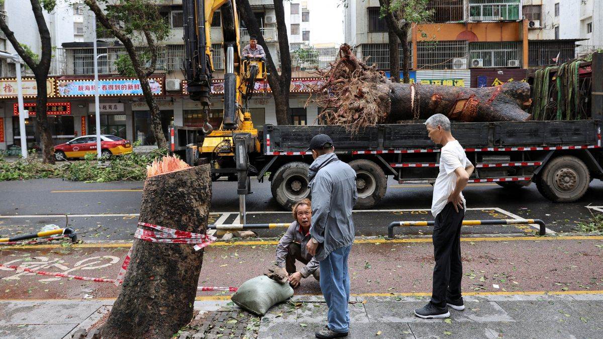 typhoon ragasa hits east asia high alert issued in hong kong china maid taiwan disaster