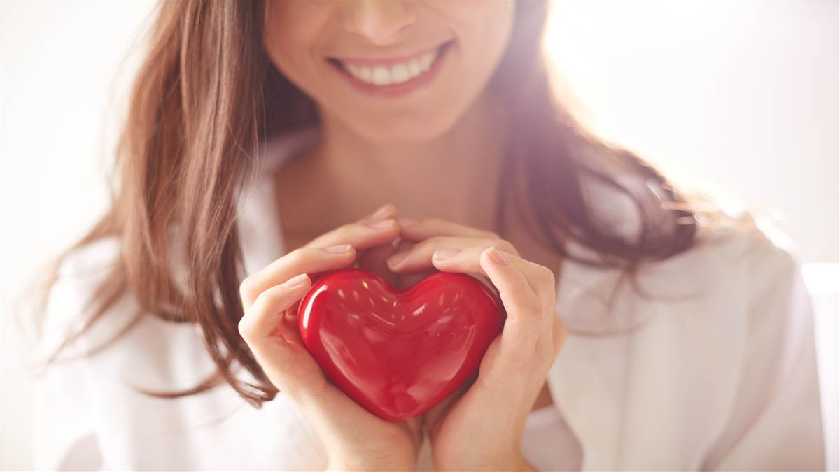 https://www.jagranimages.com/images/newimg/24092025/24_09_2025-red-heart-hands-woman_24057943.jpg