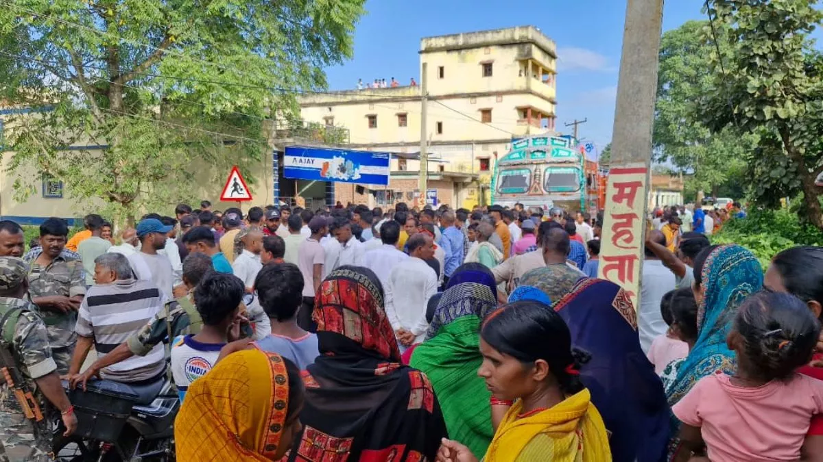 Road Accident: तेज रफ्तार ट्रक ने मोटरसाइकिल सवार को कुचला, ग्रामीणों ने लगाया जाम