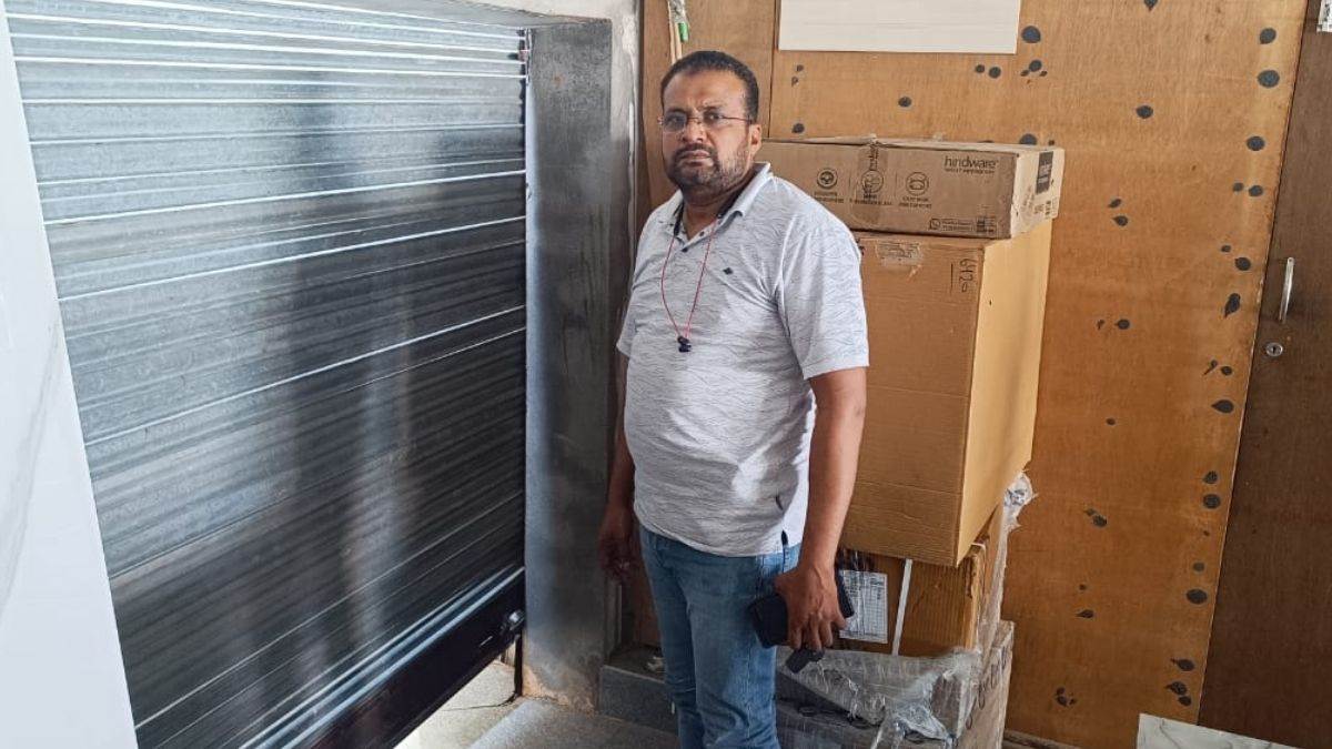 https://www.jagranimages.com/images/newimg/24092025/24_09_2025-shopkeeper_showing_the_broken_shutter_24058066.jpg