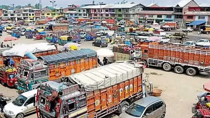 कश्मीर की प्रमुख मंडियों में आरटीसी ट्रक तैनात किए गए हैं।